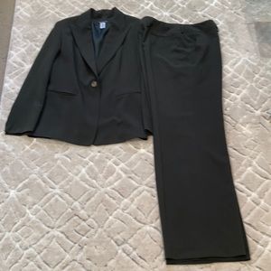 JONES NEW YORK DARK GREEN PANTS SUIT Jacket size 14 Pants size 16
